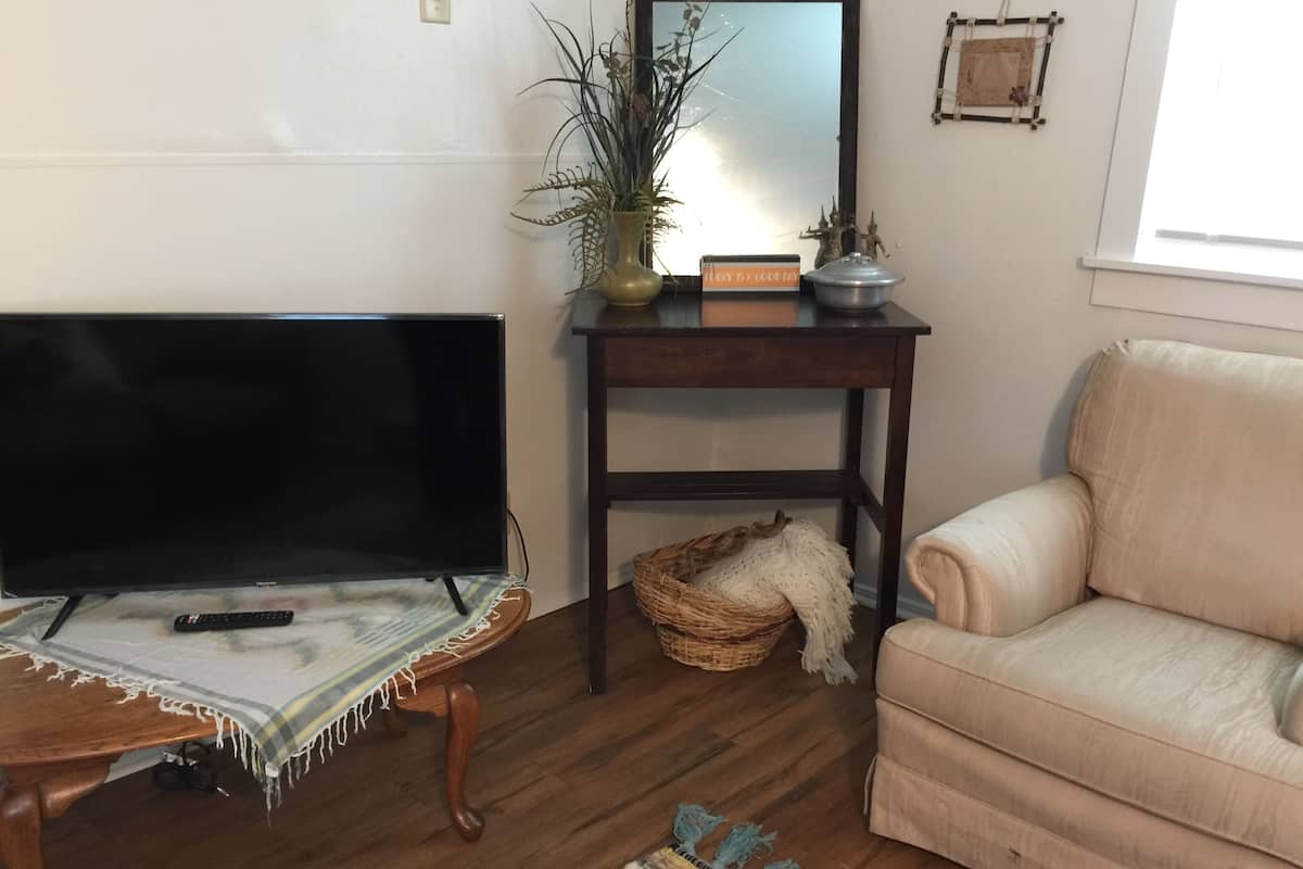 405 7th Ave East | Living area