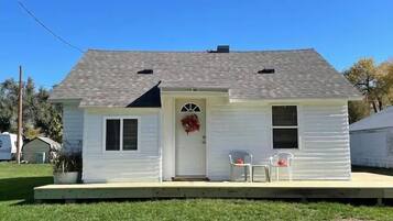 204 7th Avenue East | Free WiFi, bed sheets