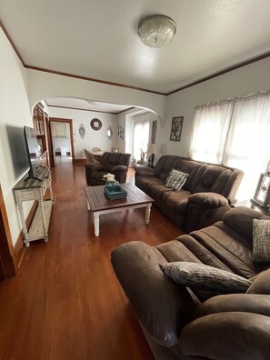 Living area - East Side Motel & Cabins (Mobridge)