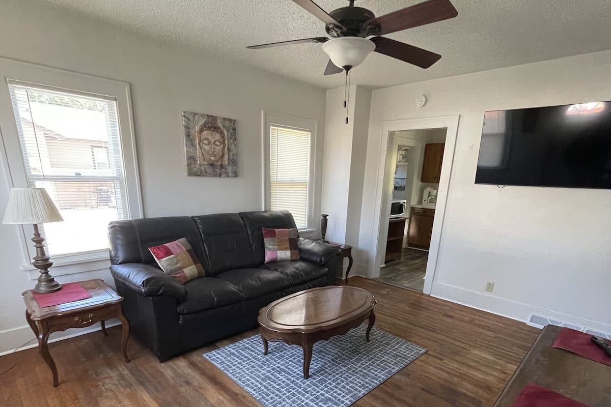 303 4th Street West | 起居区