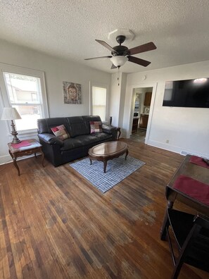 303 4th Street West | Área de sala de estar