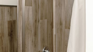 301 4th Ave East | 浴室 | 淋浴/盆浴组合、免费洗浴用品、吹风机、毛巾