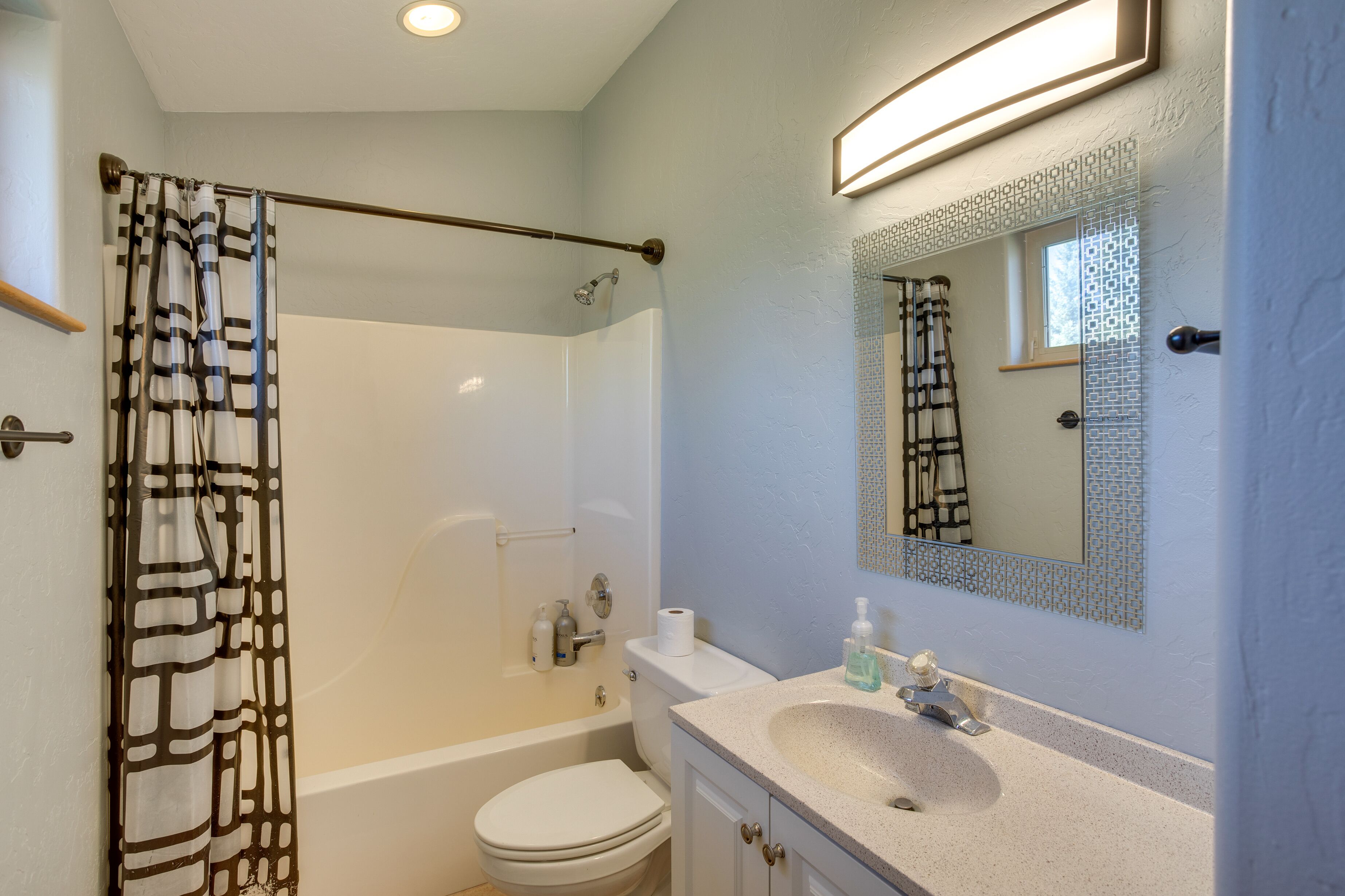 Une salle de bain avec une baignoire, des toilettes et un lavabo.