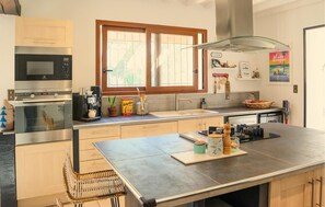 ثلاجة، غسالة أطباق، ماكينة لصنع القهوة/الشاي