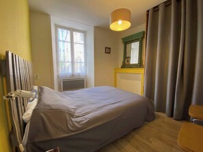 3 bedrooms, iron/ironing board, free WiFi, bed sheets