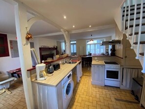 Unclassified image, 3 of 11, button