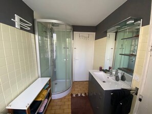 Shower, hair dryer, towels, shampoo