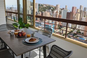 Outdoor dining - ACUARIUM sea view apartment (Benidorm)