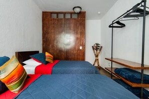 3 habitaciones, escritorio, tabla de planchar con plancha y wifi gratis