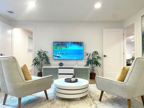 TV - 3Bd, 1 bath - Centrally located 15min Airport/Bellevue/Seattle/TopGolf/Hiking (Renton)