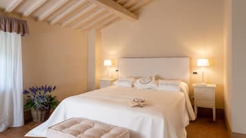 Habitación triple Deluxe | Ropa de cama de alta calidad, edredones de plumas, escritorio