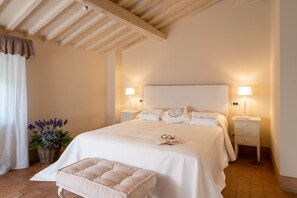 Tripla Deluxe | Biancheria da letto di alta qualità, copriletto in piuma, una scrivania