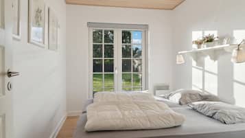 2 bedrooms, iron/ironing board, travel crib, free WiFi