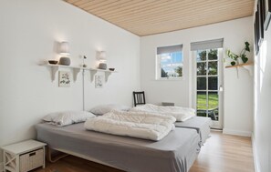 2 chambres, fer et planche à repasser, lit de bébé portatif