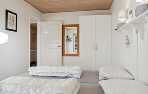 2 habitaciones, tabla de planchar con plancha y cuna de viaje 