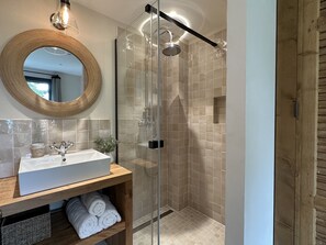 Douche, sèche-cheveux, serviettes fournies