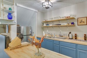 Réfrigérateur, micro-ondes, plaque de cuisson, cafetière/bouilloire