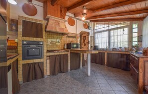 Kühlschrank, Mikrowelle, Herdplatte, Geschirrspüler