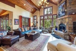 Fernseher, Kamin, DVD-Player, Stereoanlage