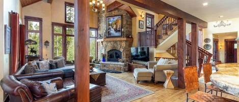 TV, peis, DVD-spiller og stereoanlegg