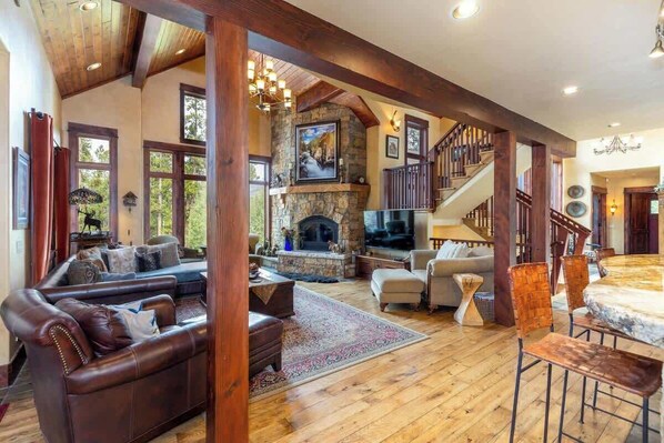 Fernseher, Kamin, DVD-Player, Stereoanlage