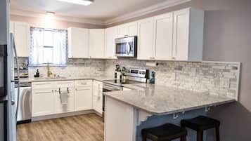 Een koelkast, een magnetron, een oven, een kookplaat