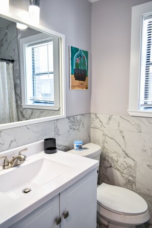 Douche, séchoir à cheveux, serviettes fournies, savon