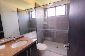 Regadera, toallas, papel de baño 