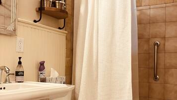 Een haardroger, handdoeken, zeep, shampoo