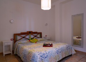 1 bedroom, travel cot, free WiFi, bed sheets - Flowery Inn Villa - DEP B2 (Alghero)