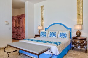 A bedroom with a bed, bedside tables, a bench, and a wardrobe. - Lower Palmilla: Oceanfront room with pivate pool and jacuzzi (La Paz)