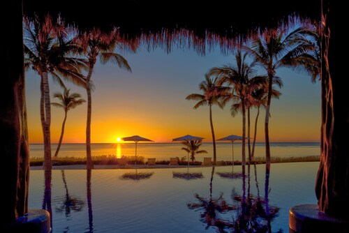 Upper Cascada: Ocean view suite with indoor/outdoor showers