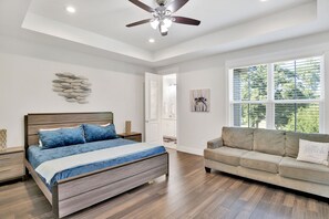 3 habitaciones, escritorio y tabla de planchar con plancha