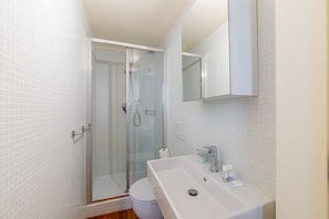 Douche, sèche-cheveux, serviettes fournies