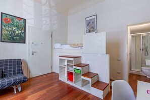 1 slaapkamer, een strijkplank/strijkijzer, internet, beddengoed