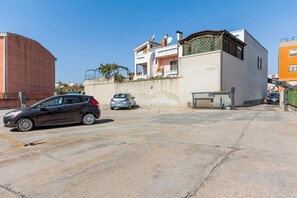 Property grounds - GuestHost - Roomy apartment of 70 sqm located on the second floor of a building with a lift (stairs to access) for 4 people. The accommodation is located in the center of Quartu Sant'Elena, served by all the main services: bars, restaurants, supermarkets (Quartu Sant'Elena)