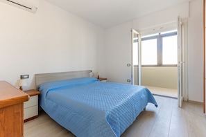 2 bedrooms, iron/ironing board, internet