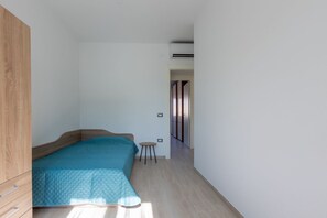 2 bedrooms, iron/ironing board, Internet - GuestHost - Roomy apartment of 70 sqm located on the second floor of a building with a lift (stairs to access) for 4 people. The accommodation is located in the center of Quartu Sant'Elena, served by all the main services: bars, restaurants, supermarkets (Quartu Sant'Elena)