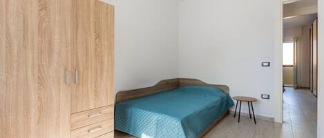 2 bedrooms, iron/ironing board, Internet