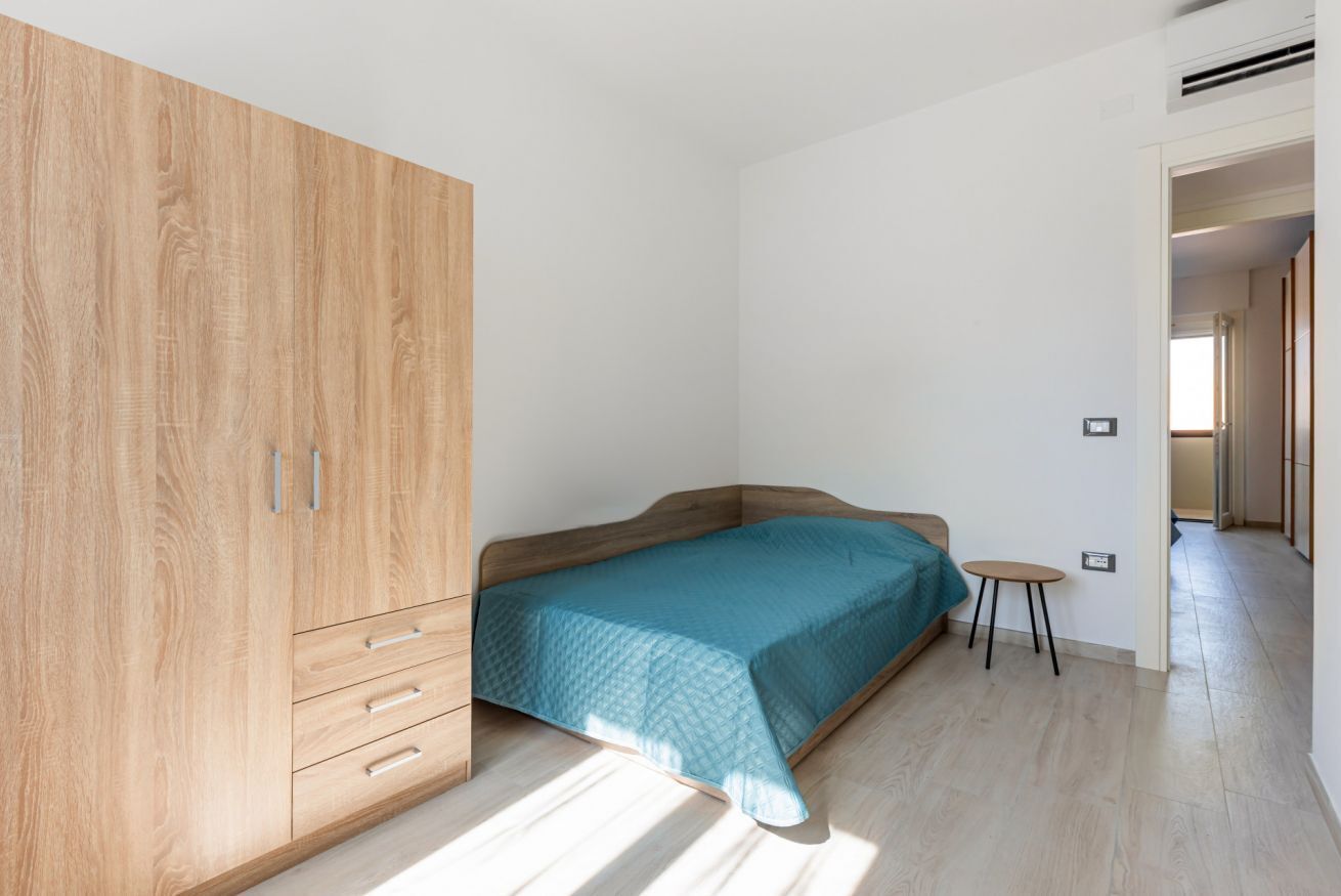 2 bedrooms, iron/ironing board, internet