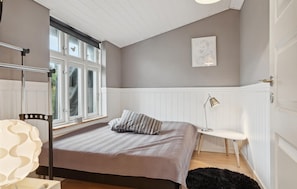 2 bedrooms, travel crib, free WiFi