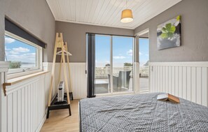 2 bedrooms, travel cot, free WiFi