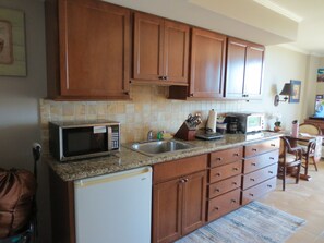 ثلاجة، ميكروويف، فرن، موقد طهي مسطح