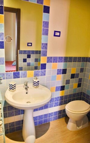 Regadera, secadora de cabello, bidet, toallas
