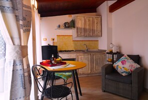 Fridge, microwave, stovetop, coffee/tea maker - Flowery Inn Villa - DEP M3 Studio (Alghero)