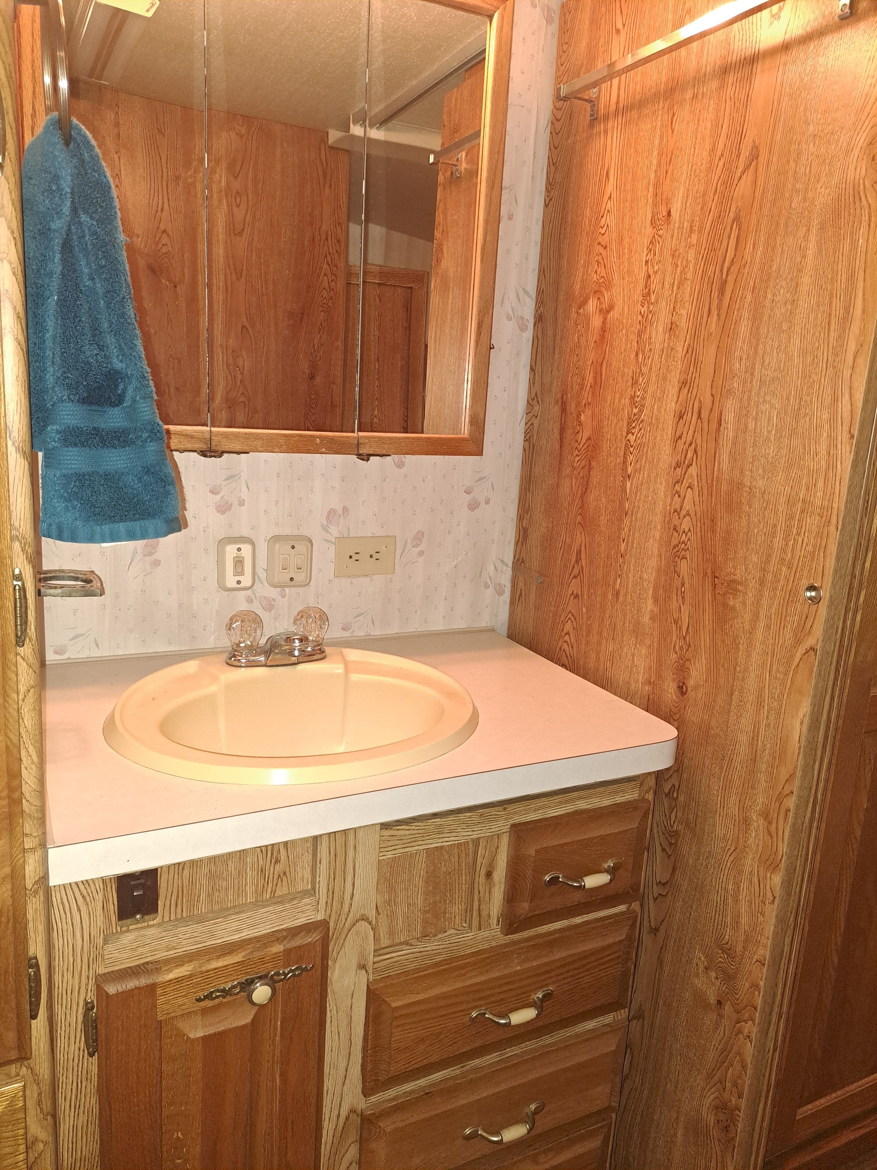 مناشف، صابون، ورق حمّام