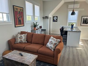 Smart TV, books - Modern Loft in 12 South ~ Walk to Hot Spots (Nashville)