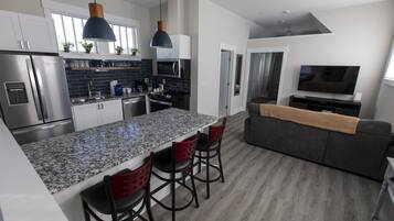 Réfrigérateur, micro-ondes, four, plaque de cuisson