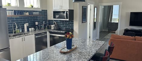 Refrigerador, microondas, horno, placa de cocina