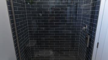 Douche, sèche-cheveux, serviettes fournies, savon